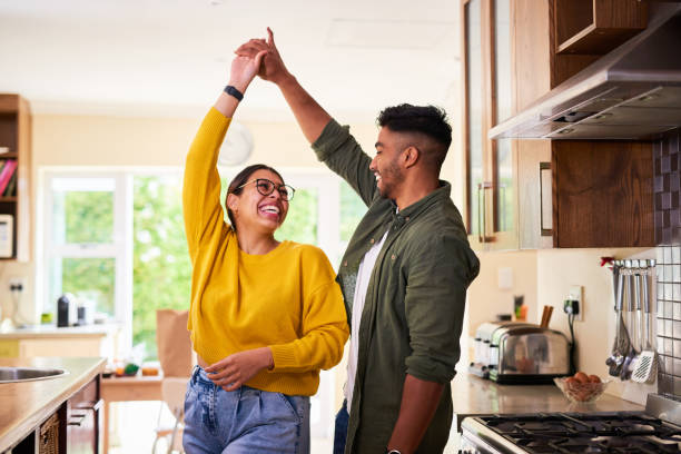 Couple dansant dans une cuisine, complicité au quotidien